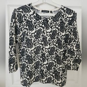 Like new beautiful black and white 3/4 sleeve sweater